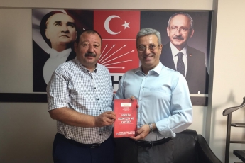 Mersin CHP Yenişehir İlçe Başkanımız Sayın Tayar TAHİROĞLU'nu Ziyaret Ederek, Bir Yıllık Çalışmalarımızı İçeren Kitabımızı Takdimimiz.