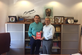 Mersin Yenişehir Belediye Başkanımız Sayın Abdullah ÖZYİĞİT'i Ziyaret Ederek, Bir Yıllık Çalışmalarımızı İçeren Kitabımızı Takdimimiz.