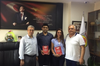 Mersin CHP Tarsus İlçe Başkanımız Sayın Ali İLK ile Tarsus Belediye Başkanımız Sayın Haluk BOZDOĞAN’ın Özel Kalemini Ziyaret Ederek, Bir Yıllık Çalışmalarımızı İçeren Kitabımızı Takdimimiz.
