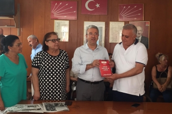 Mersin CHP Tarsus İlçe Başkanımız Sayın Ali İLK’i Ziyaret Ederek, Bir Yıllık Çalışmalarımızı İçeren Kitabımızı Takdimimiz.-01
