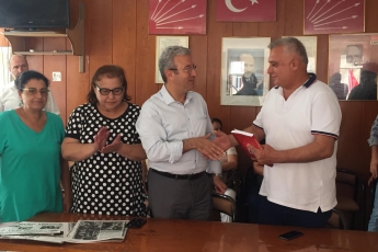 Mersin CHP Tarsus İlçe Başkanımız Sayın Ali İLK’i Ziyaret Ederek, Bir Yıllık Çalışmalarımızı İçeren Kitabımızı Takdimimiz.-02