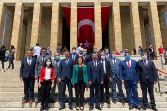 19 Mayıs'ta Genel Başkanımız Sayın Kemal Kılıçdaroğlu’nun önderliğinde: Milletvekillerimiz, örgütümüz ve hem ülkemizin hem de partimizin öz gücü olan gençlerimizle beraber Atamızın huzurundayız.